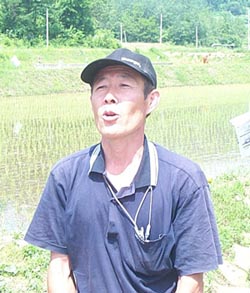 오리농법으로 쌀을 생산하는 농민이 소비자들을 상대로 유기농법의 우수성을 설명하고 있다 